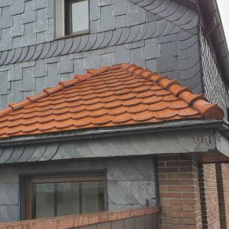 Individuell gestaltetes Vordach mit Biberschwanz-Ziegeln