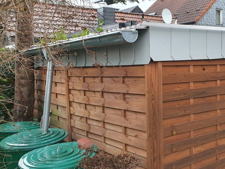 Anbringung einer Zink-Regenrinne an Carport